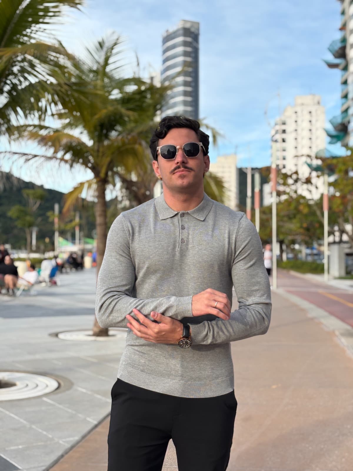 POLO MANGA LONGA EM TRICOT COM BOTÃO — Cinza 4