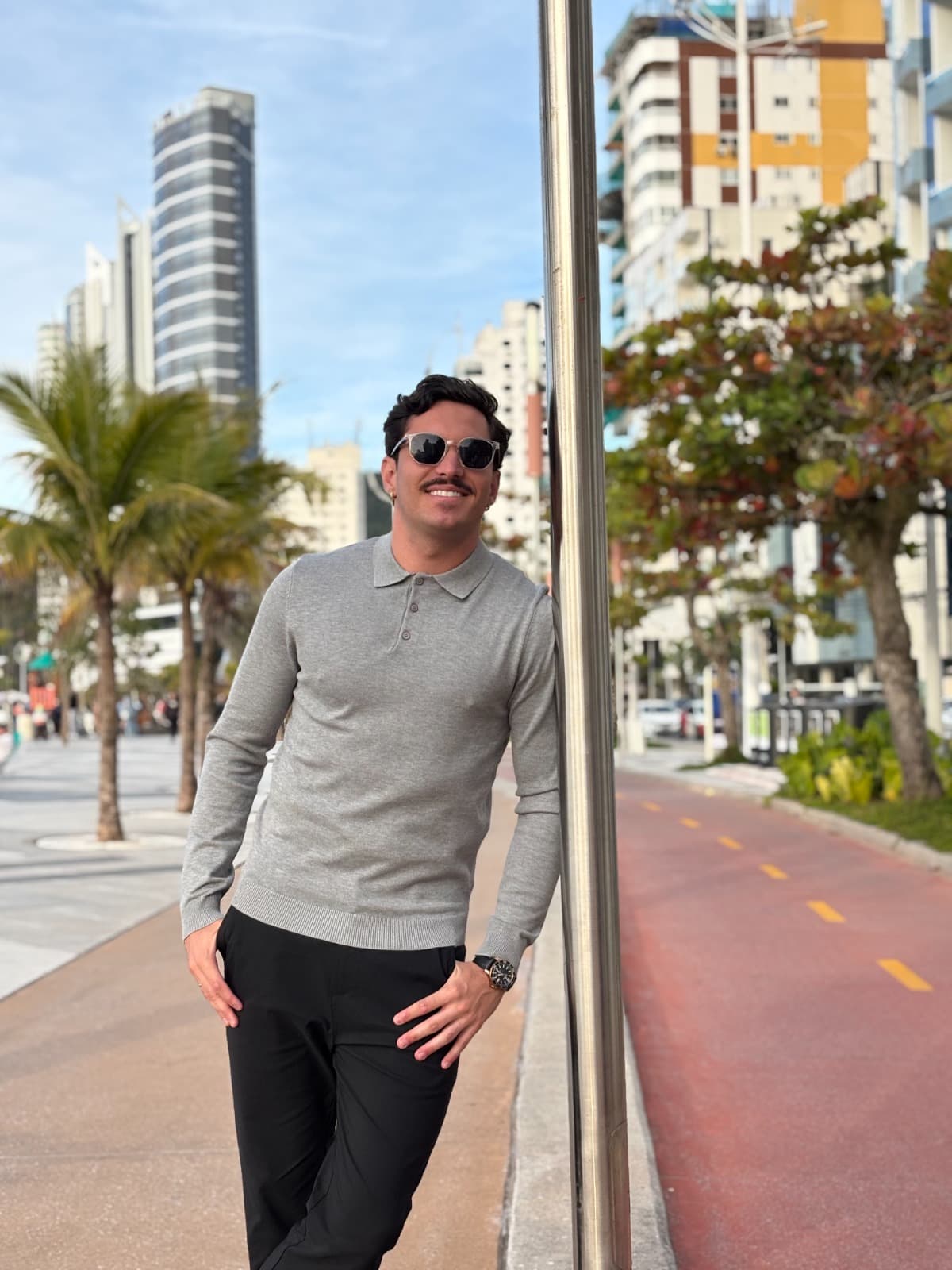 POLO MANGA LONGA EM TRICOT COM BOTÃO — Cinza 3