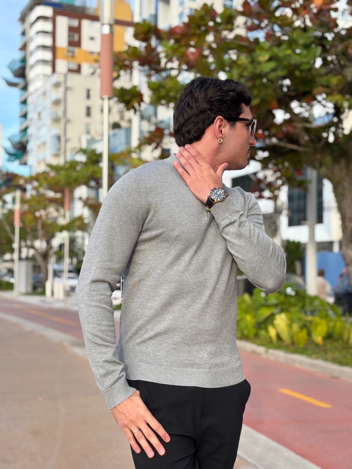POLO MANGA LONGA EM TRICOT COM BOTÃO — Cinza 2